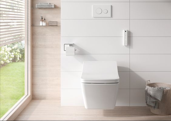 Toto Douche WC wit met afstandsbediening in een moderne badkamer