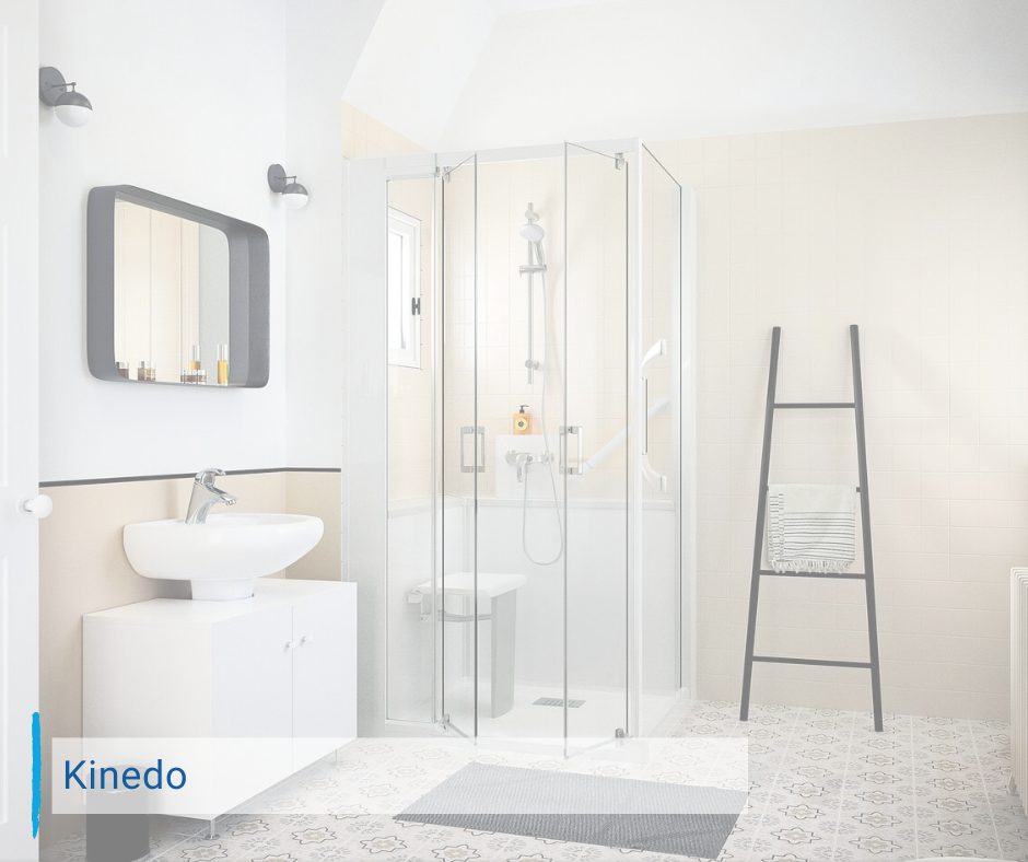 Kinedo douche witte en beige badkamer met tekst"kinedo"