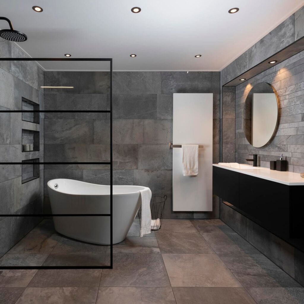 Moderne badkamer met vrijstaand pat en inloopdouche met ingebouwde stortdouche