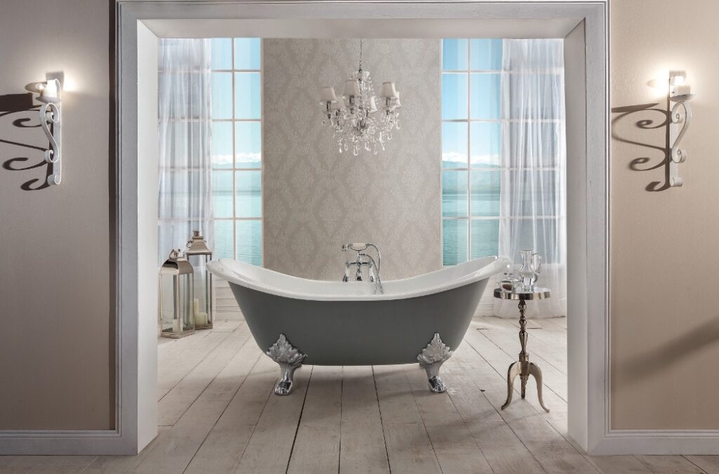 Badkamer met klassieke stijl en vrijstaand bad op pootjes