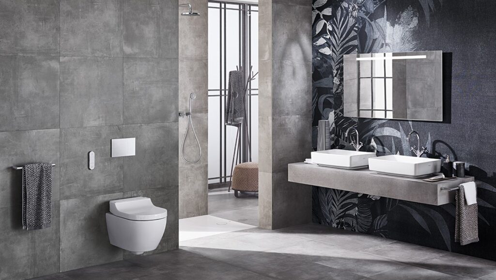 Geberit AquaClean Douche WC in badkamer met bedieningspaneel en afstandsbediening
