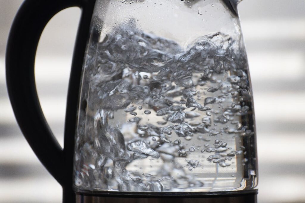 Borrelen van kokend water is een chemische reactie