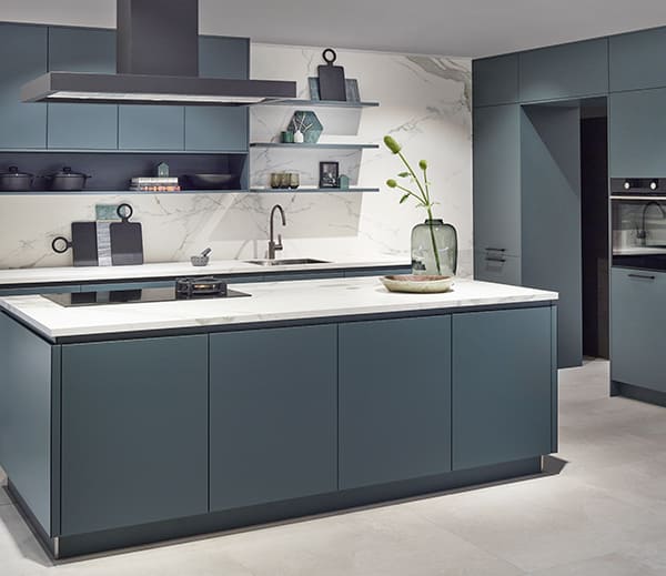 Blauwe keuken voor een permanenten kleur