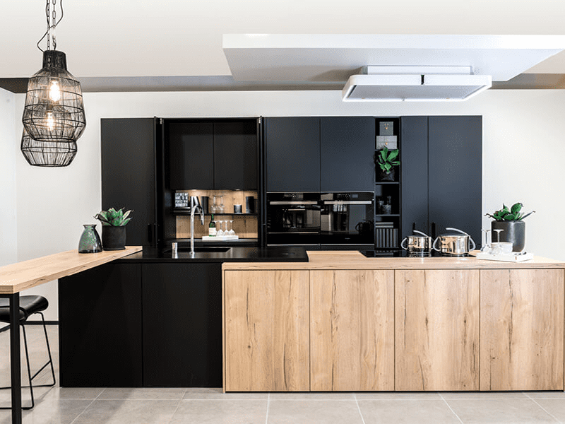 Zwarte keuken met hout details