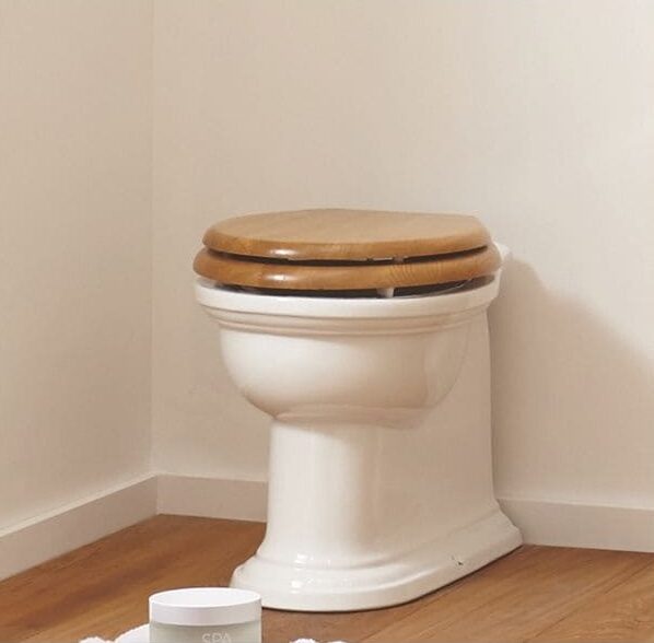Staand toilet met houten wc bril