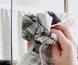 spiegels schoonmaken met krant