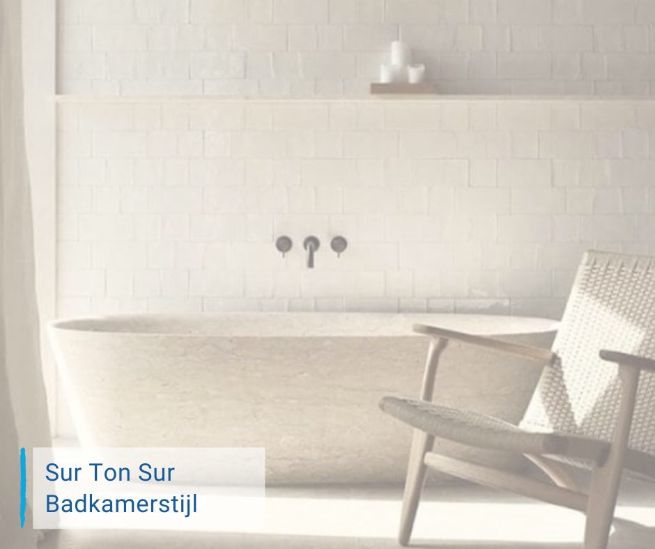 Beige badkamerstijl Sur Ton Sur met een wit bad en een stoel