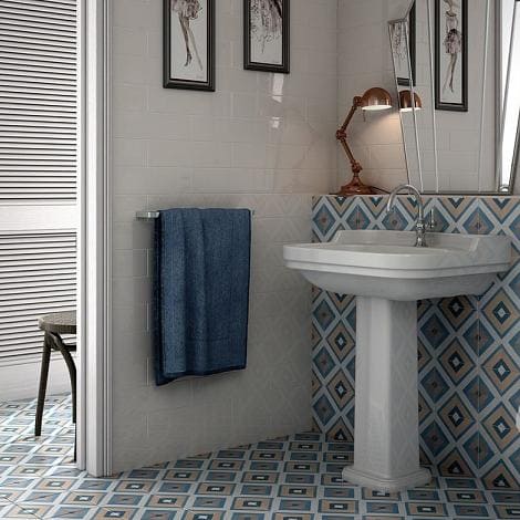 Blauwe Spaanse badkamertegeks met een witte vrijstaande wastafel