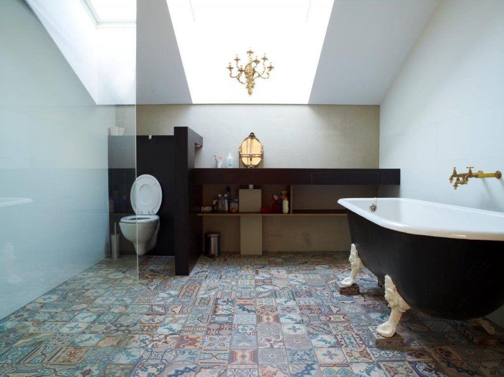 Portugeese badkamer vloer tegels in combinatie met een zwarte badkuip