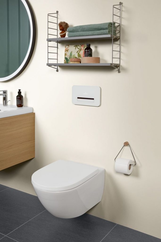 Villeroy en Boch technolgie CeramicPlus, een wit toilet op een bruine achtergrond