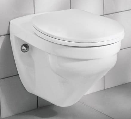 Softclose WC bril met een wit toilet op een betegelde achtergrond en grijze vloer