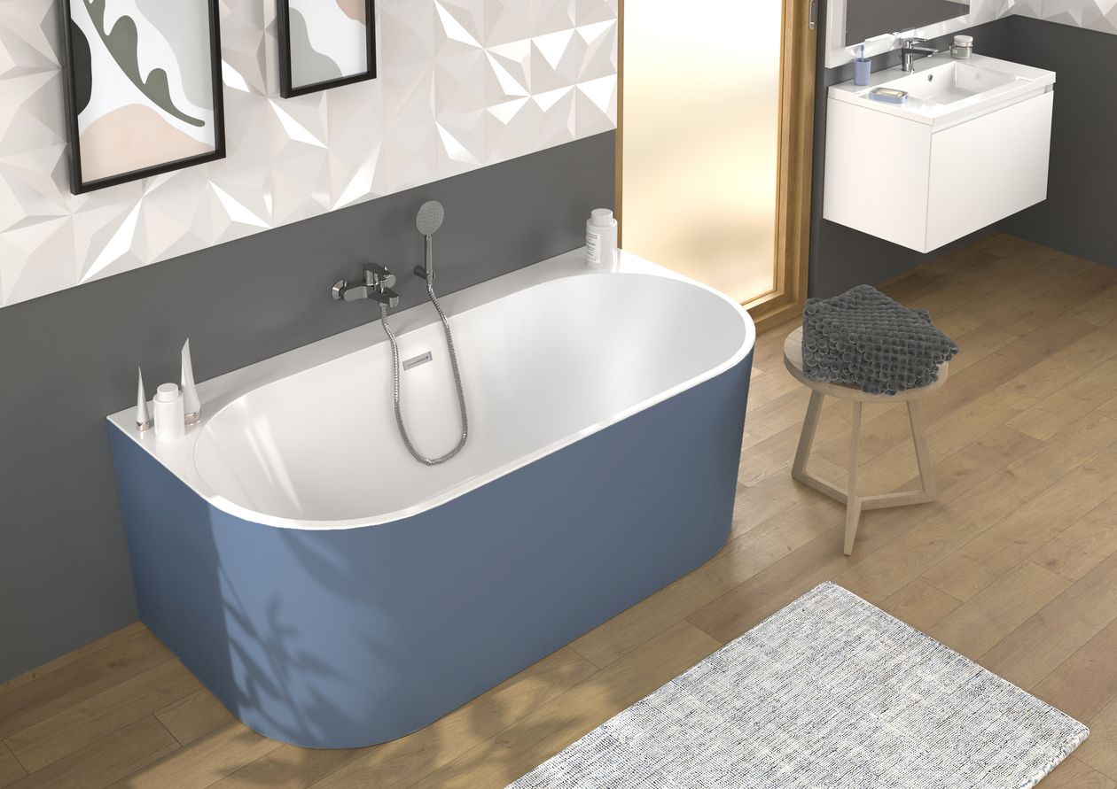 blauw bad tegen een grijze muur, witte wastafel rechts van het bad