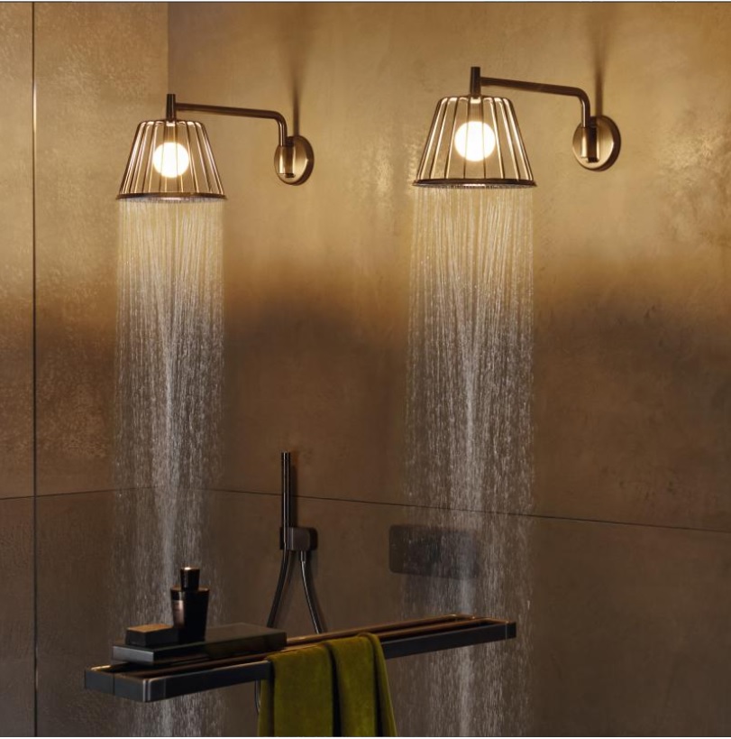 twee lampen met een douche