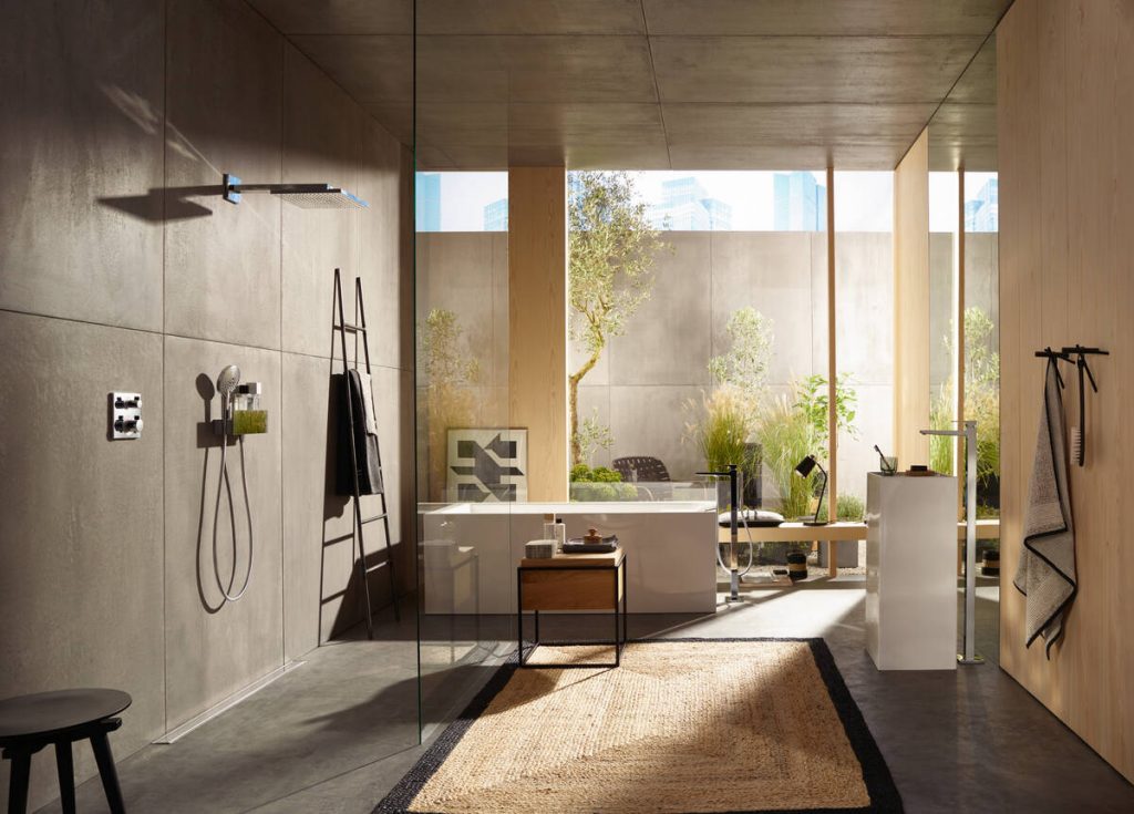 een beige badkamer met een sortdouche en een groot raam