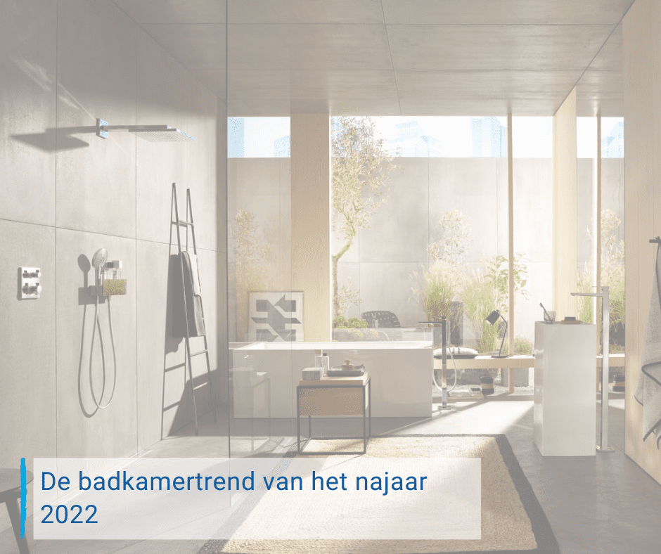 badkamer met een stortdouche en groot raam en een tekst De badkamertrend van het najaar 2022