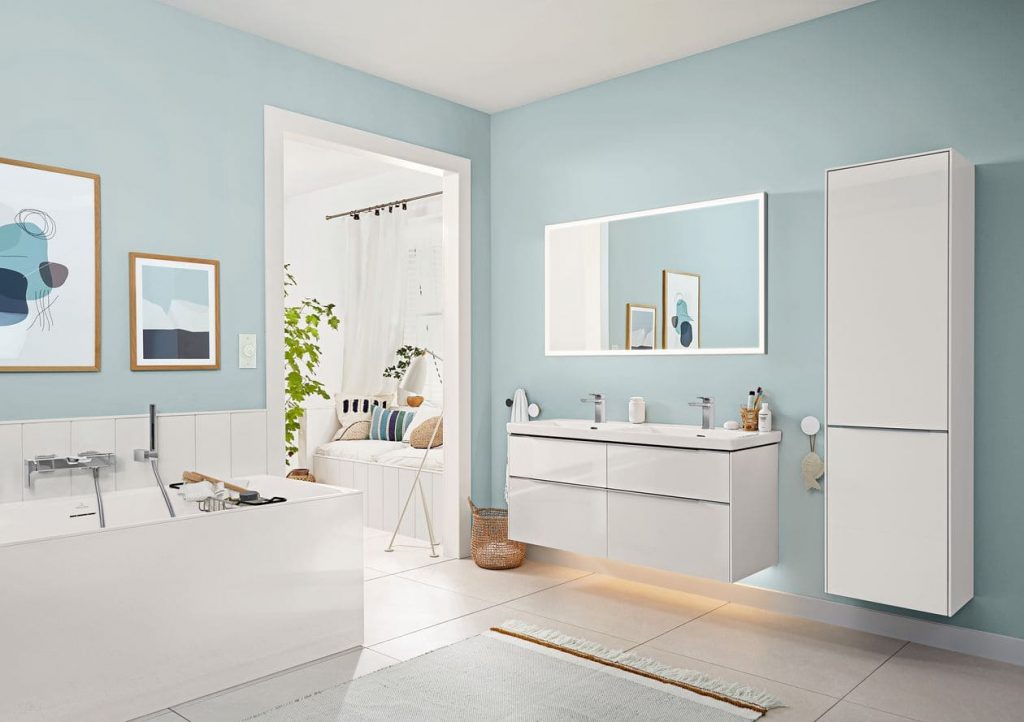 blauwe badkamer met witte wastafels en bad villeroy en boch