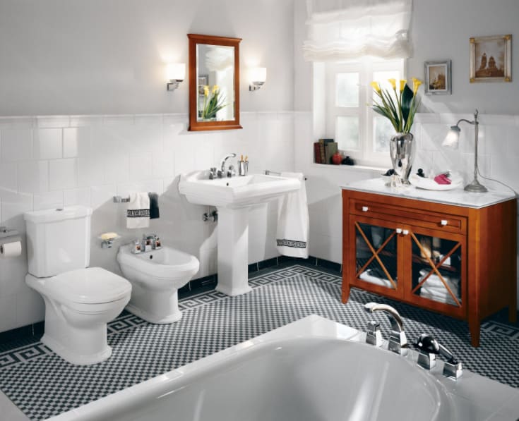 badkamer met een wit toilet, houten kast villeroy en boch