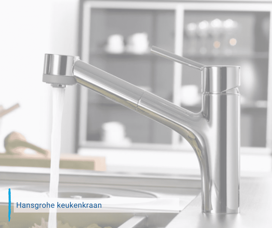 een zilveren keukenkraan die water doet stromen met de tekst "hansgrohe keukenkraan"